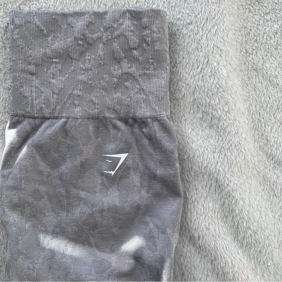 GYMSHARK Adapt Animal Seamless Sports Bra and Leggings – Butterfly Grey - Picture 2 of 9